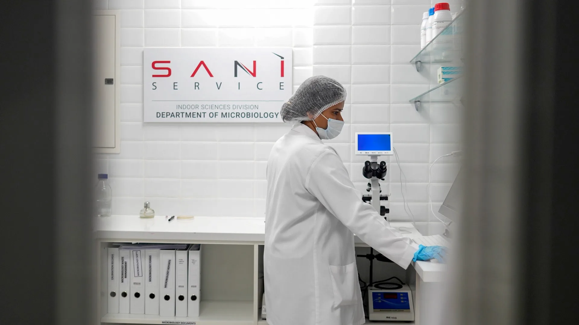 A Saniservice specialist placing a sample dish into an air sampler in a home